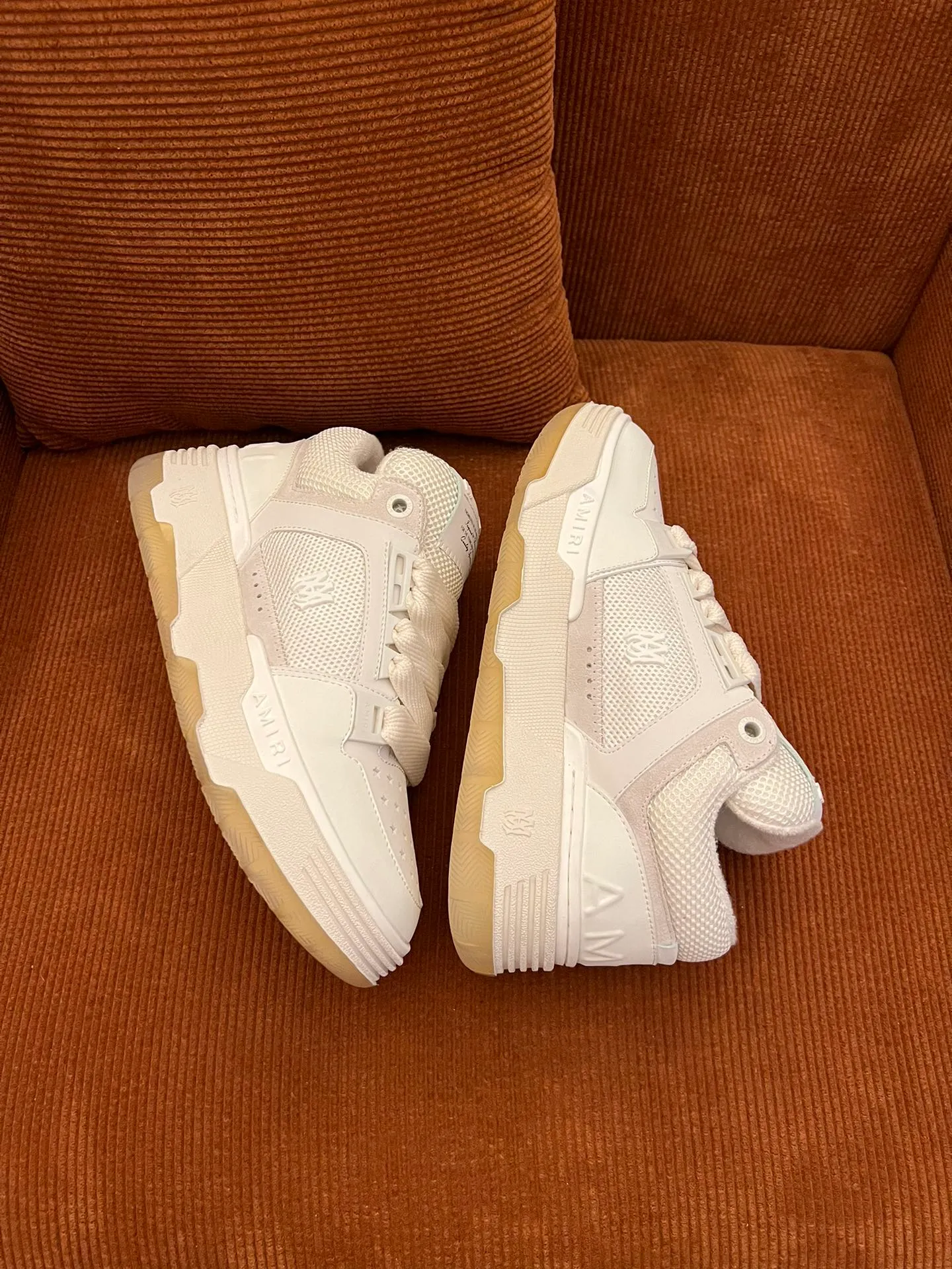 p620💰Men's shoes Amiri Emile's 2023 spring and summer new MA-1 bread shoes, couple models, casual sports shoes, sneakers Amiri gave up the rock punk style in the new season and used a large number of unsaturated colors, Morandi tones, whether you see or wear them, it will make people very happy. The large tongue of the bread shoes continues, shortens the length of the shoe body, thickens the midsole, and the toe part is more rounded. Amiri's brand letters and MA logo appear on the side of the shoe. Fabric: Original customized imported first-layer cowhide + mesh. Lining: Original customized breathable towel lining. Outsole. Foam combination material. Bottom thickness: 4CM. Size: Men's 39-45
